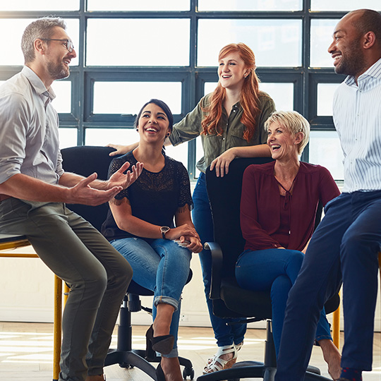 Grupo de empleados en una reunion