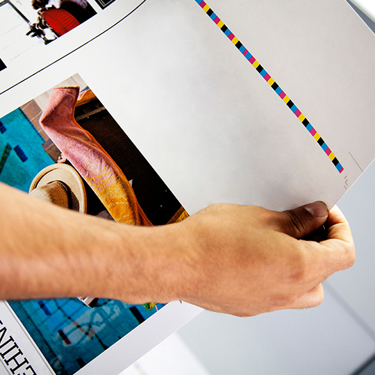 primer plano de mano y documento