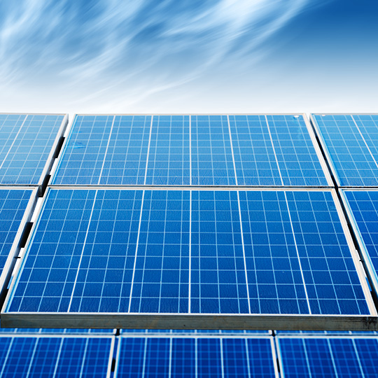 vista inferior de paneles solares