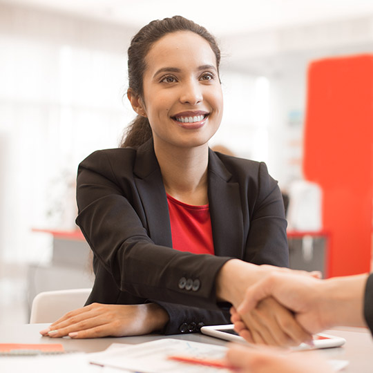 mujer dando la mano a otra persona