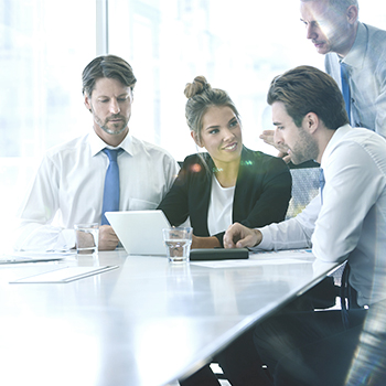 compañeros mirando ordenador
