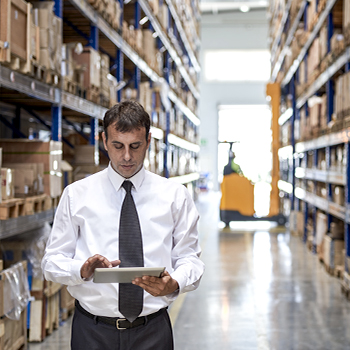 Hombre mirando tablet