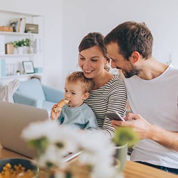 familia frente al ordenador