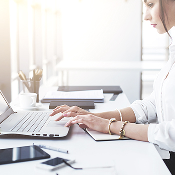 mujer trabajando con el ordenador