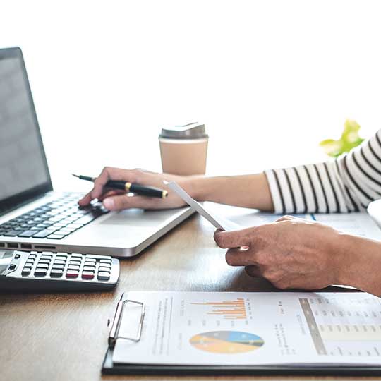 Doctor sujetando una tablet