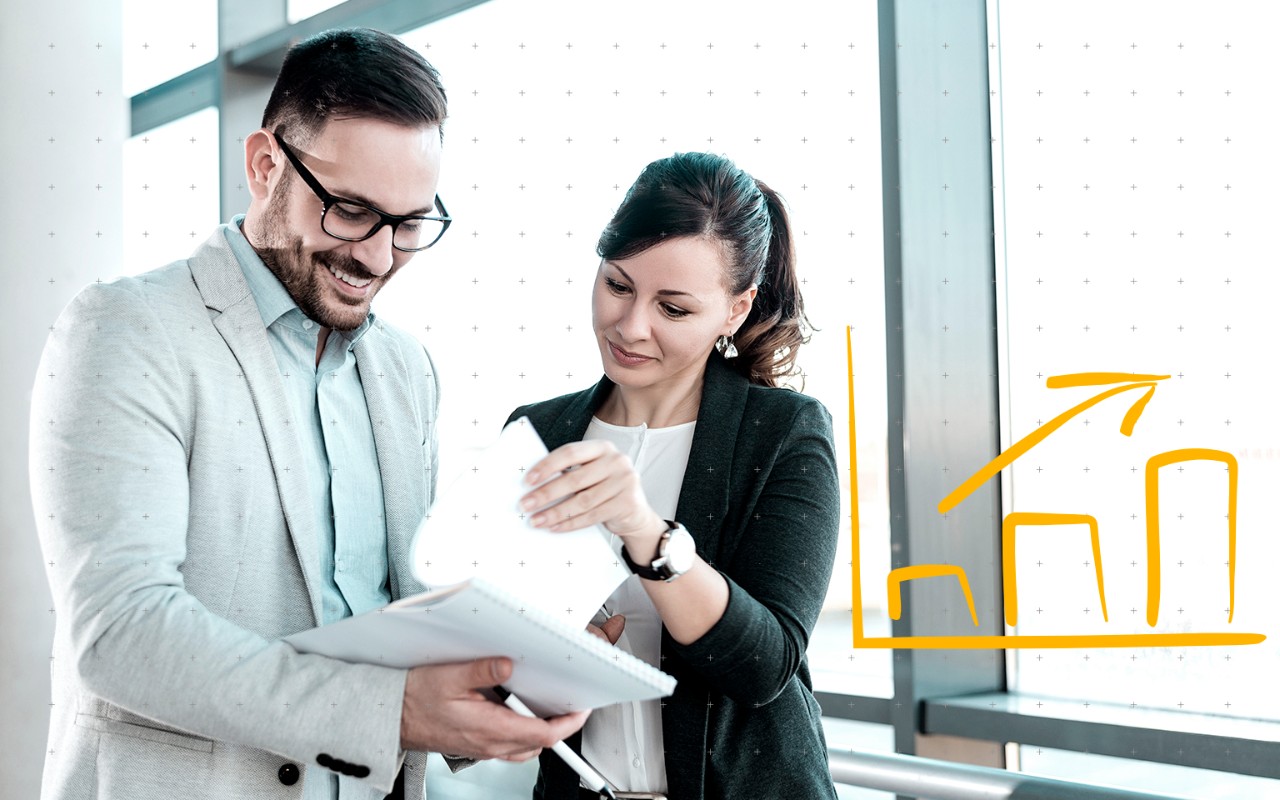 Personas gestionando informes