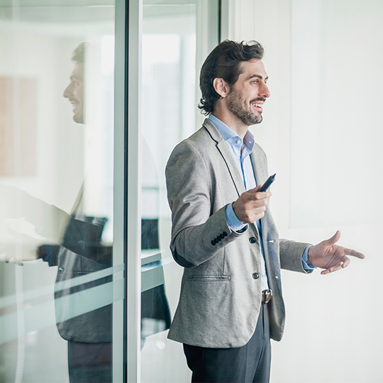 hombre gesticulando mientras presenta
