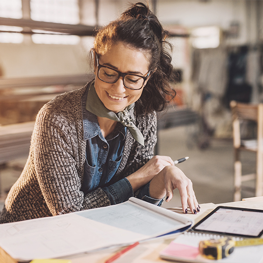 mujer observando unos papeles