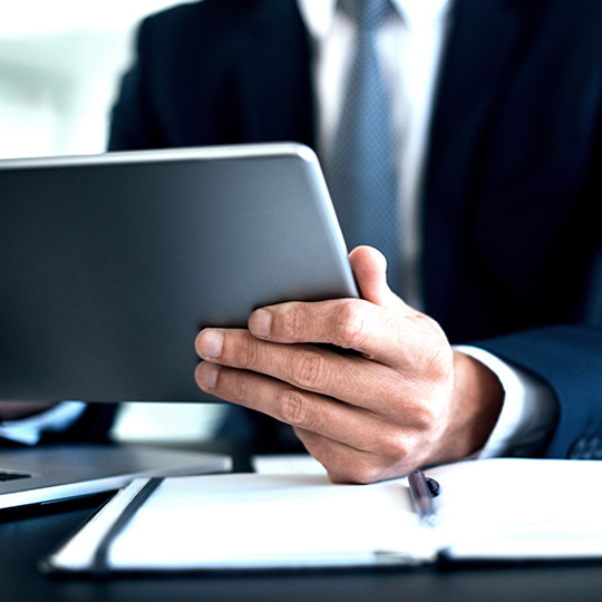 Primer plano de un hombre de negocios sosteniendo un tablet